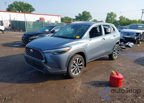 2022 Toyota Corolla Cross Xle z USA, uszkodzony, nr VIN 7MUDAAAG0NV030013